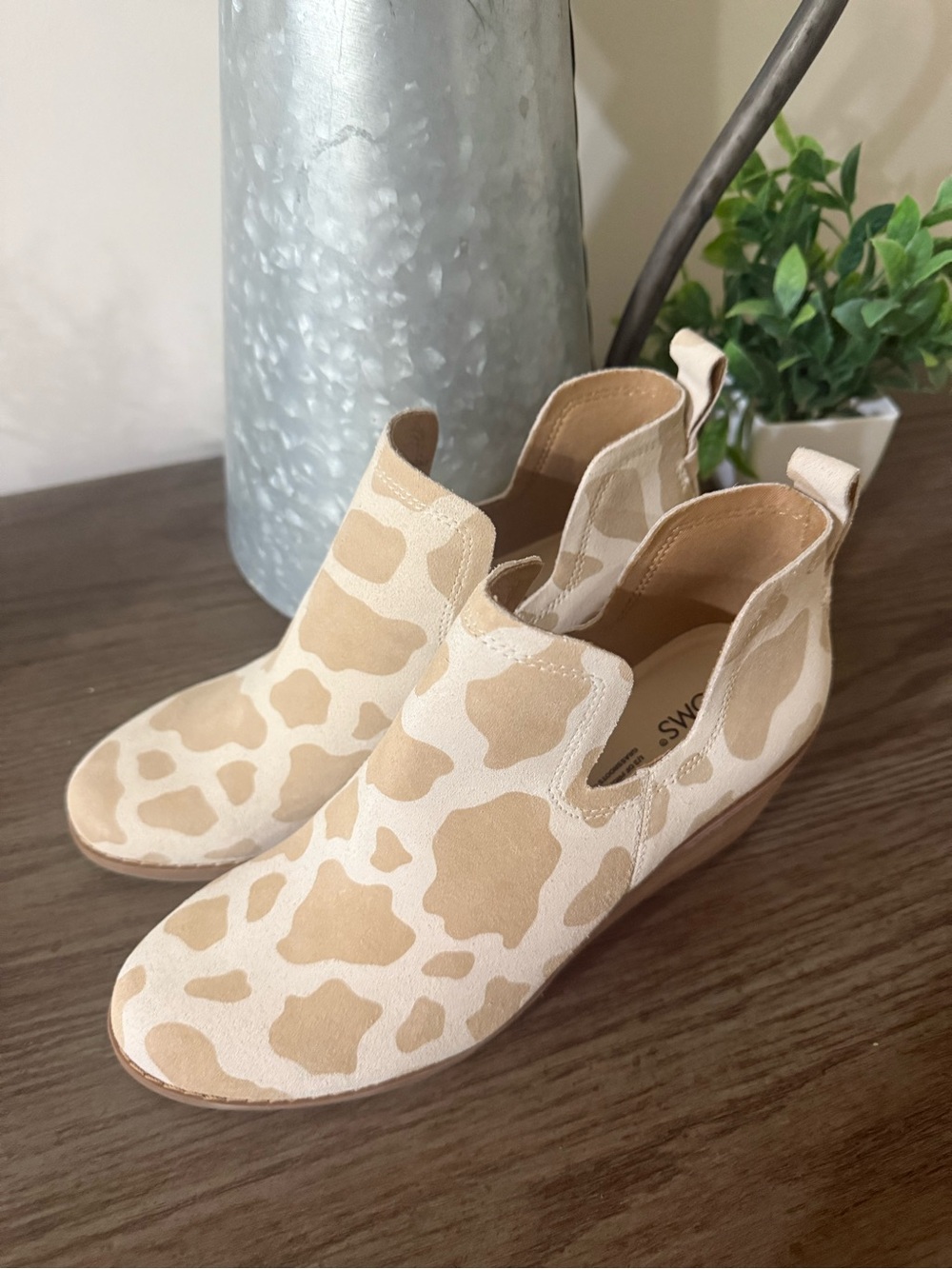 Toms Beige Cream Cowprint Chelsea Ankle Booties - Women